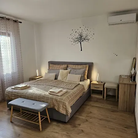 Comfortable Sara 2 With Free Parking 아파트 풀라